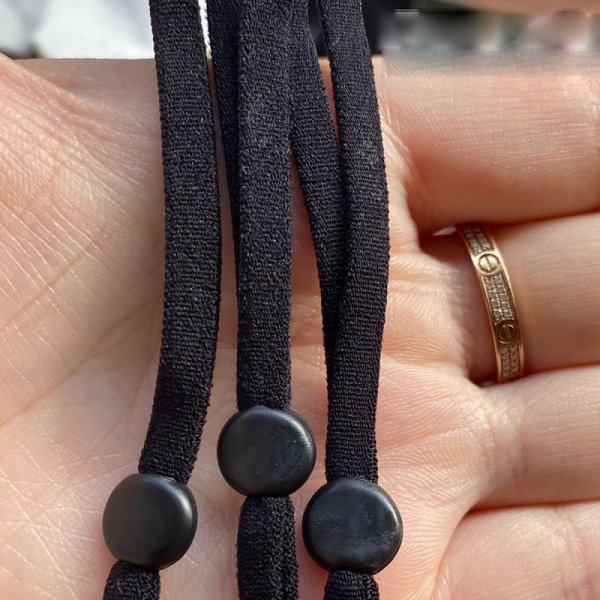 50 tiras de cord&oacute;n el&aacute;stico negro con lazo de sujeci&oacute;n ajustable a la mascarilla.