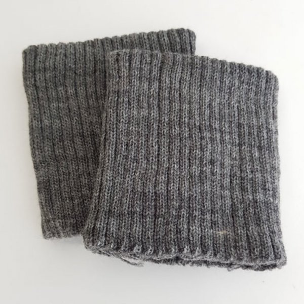 Pu&ntilde;os o bajos del pantal&oacute;n de canal&eacute; Gris