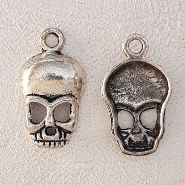 Colgante de calavera y tibias cruzadas N&deg;06