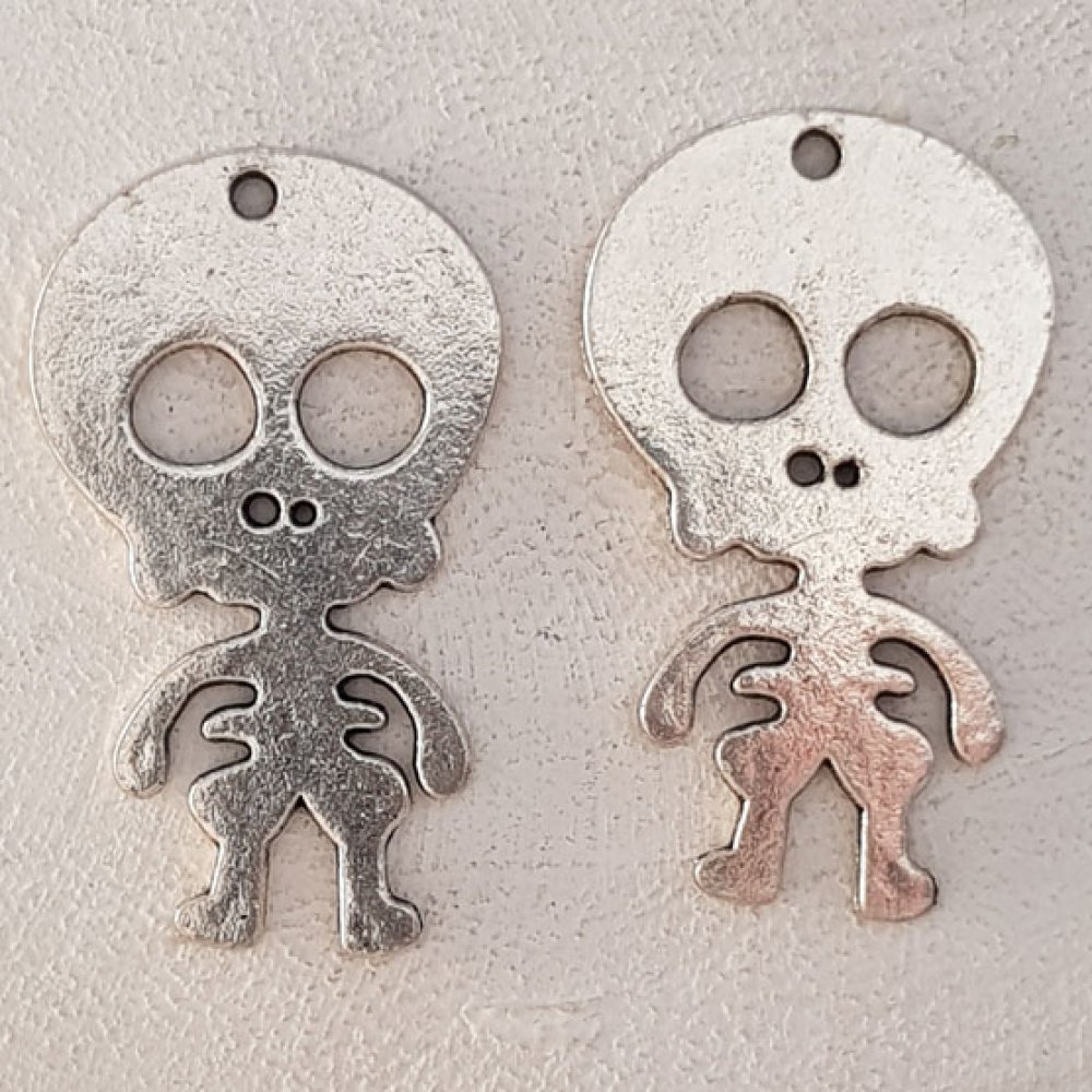 Colgante de calavera y tibias cruzadas N°08