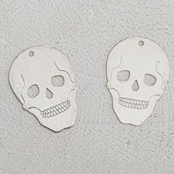 Colgante de calavera y tibias cruzadas N&deg;09
