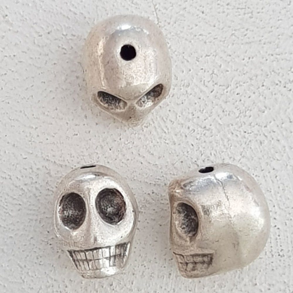 Colgante de calavera y tibias cruzadas N°24