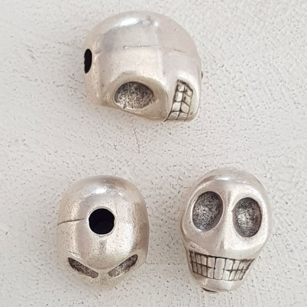 Colgante de calavera y tibias cruzadas N°25