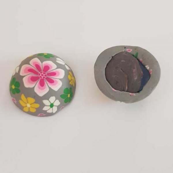 Cabochon p&acirc;te polym&egrave;re 20 mm Fleur Gris N&deg;07