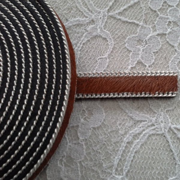 Piel de becerro plana marr&oacute;n de 10 mm por 20 cm de piel y cadena