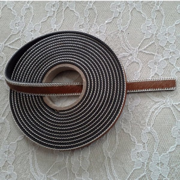 Piel de becerro plana marr&oacute;n de 10 mm por 20 cm de piel y cadena