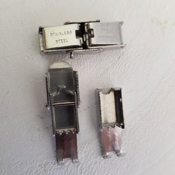 An&iacute;s verde plana de piel de becerro de 10 mm por 20 cm de piel y cadena