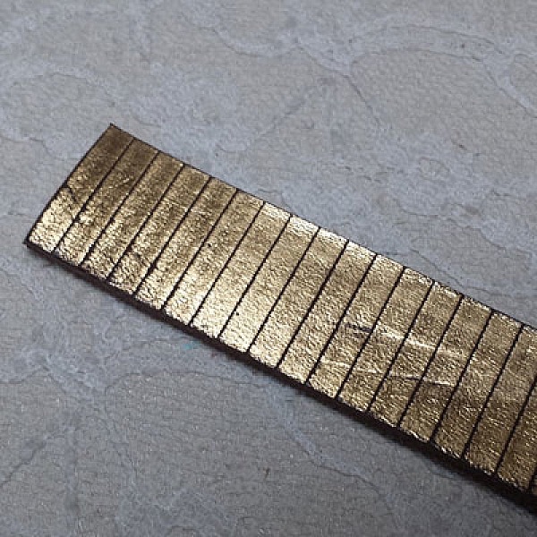 Rect&aacute;ngulo de cuero dorado 20 mm por 20 cm