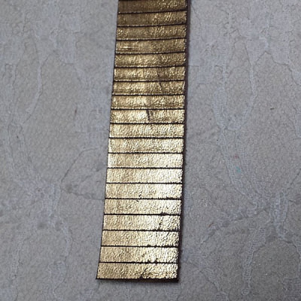 Rect&aacute;ngulo de cuero dorado 20 mm por 20 cm