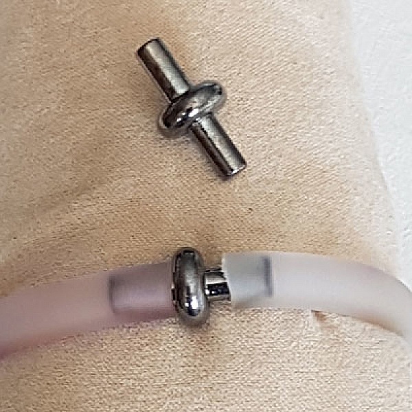 Cierre de pistola met&aacute;lico para cord&oacute;n hueco de PVC 6,5 mm