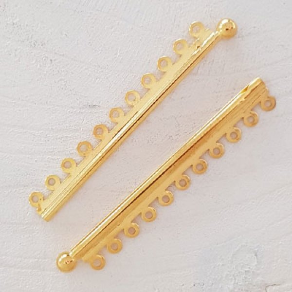 Cierre dorado de varias vueltas.