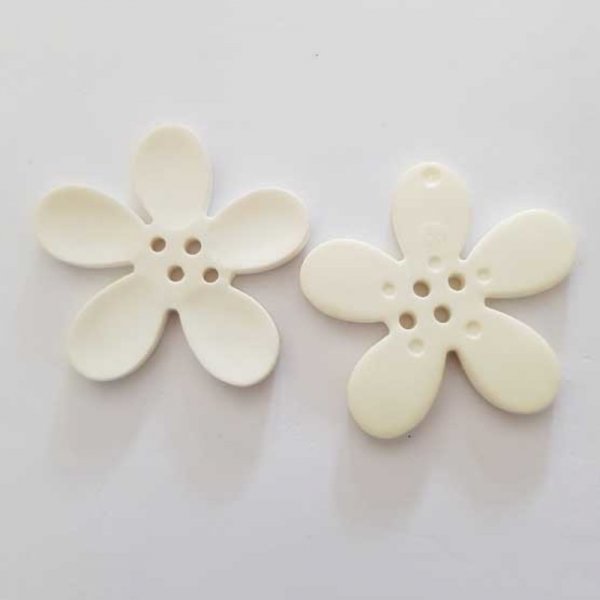 Fleur Orchid&eacute;e r&eacute;sine 4 trous 40 x 3 mm Blanc