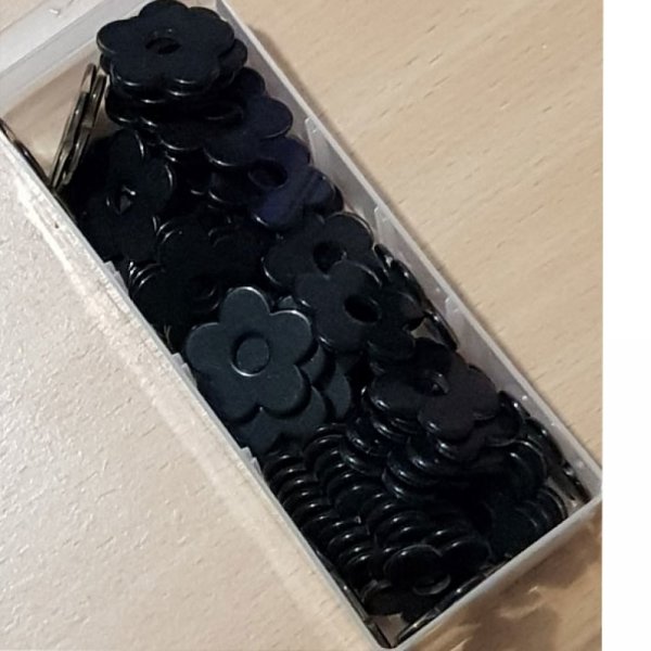 Flor sint&eacute;tica 27 mm Negra