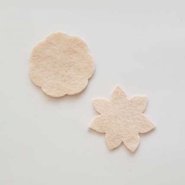 Jolie petite fleur en Feutrine 36 mm N&deg;19-04 x 2 pi&egrave;ces