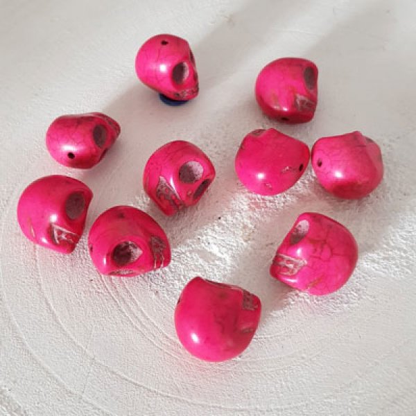 Lote 14 Cr&aacute;neos de Howlita Tintada 18 mm