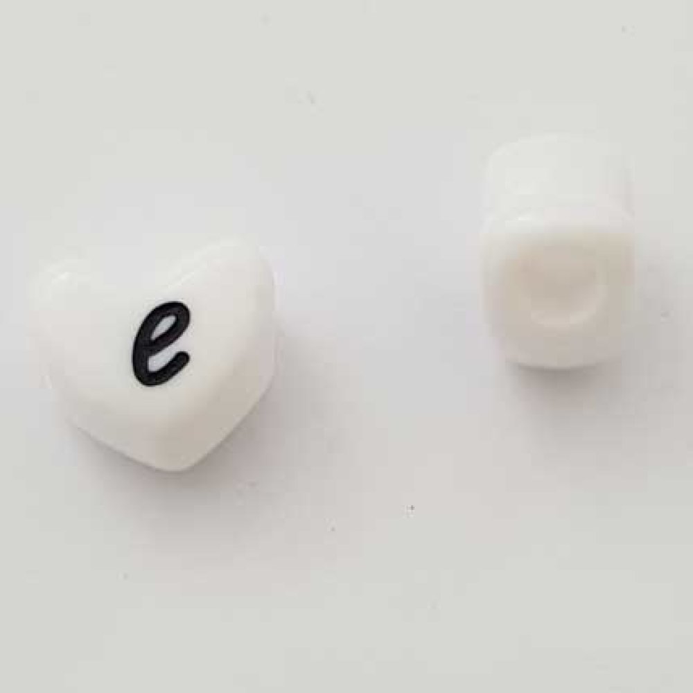 Perle Cœur Lettre E Blanc Noir 11mm