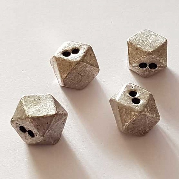 Perle carr&eacute; 2 trous en m&eacute;tal argent&eacute; galet facett&eacute; 11 mm 01