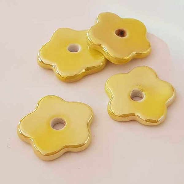Perle fleur c&eacute;ramique jaune 29 mm