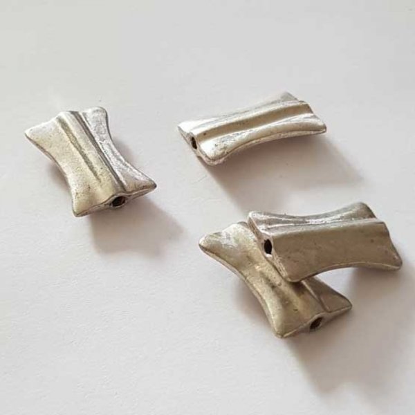 Perle rectangle 1 trou en m&eacute;tal argent&eacute; 25 mm 09