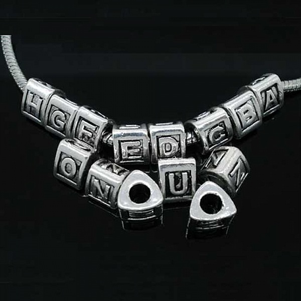 Perle triangle charms alphabet N&deg;02 lettre R m&eacute;tal argent&eacute; 8x9 mm