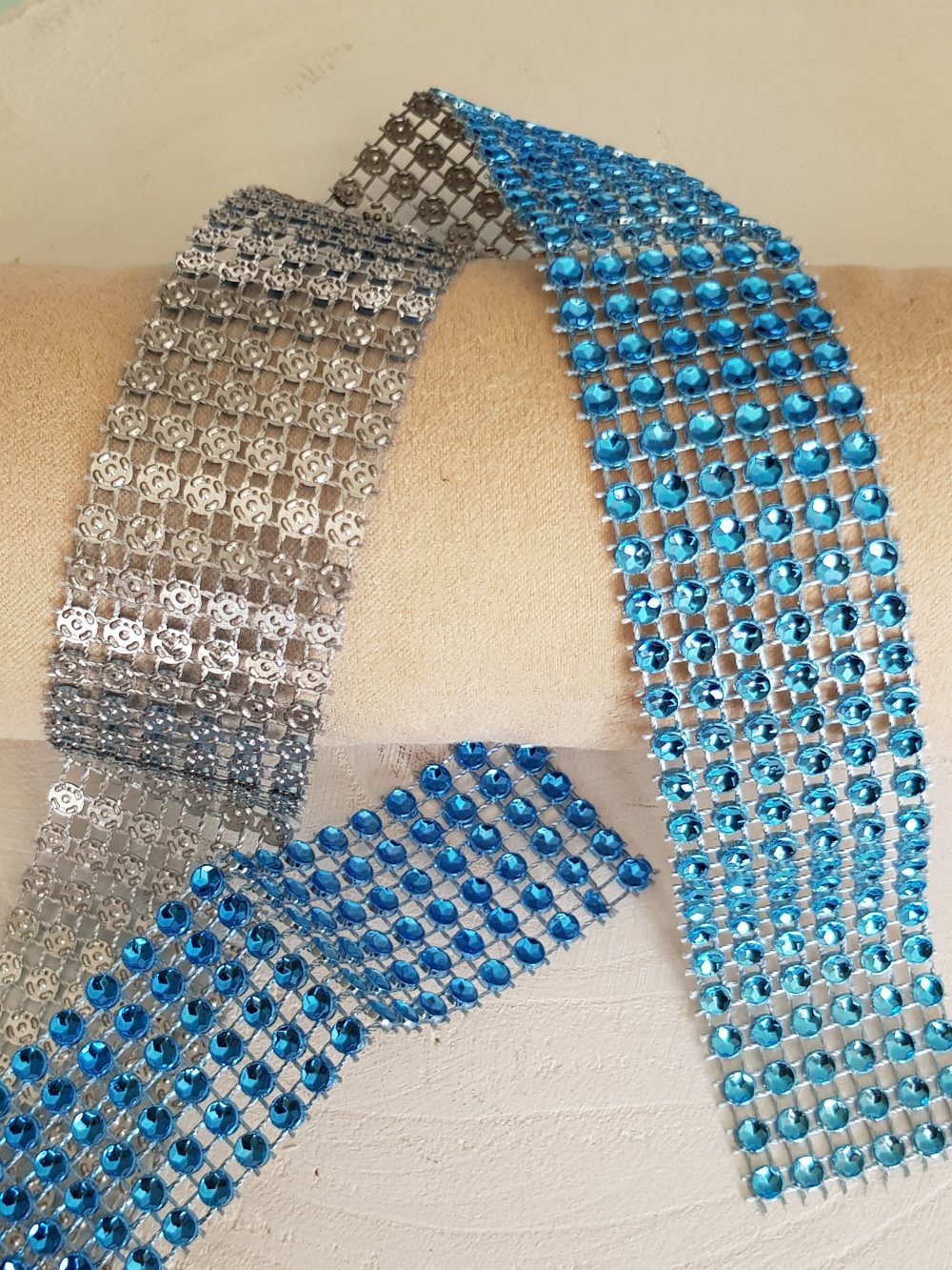 Cinta de strass N&deg;04 Azul turquesa por 0,50 cm.