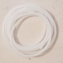 1 metro de cordón de pvc hueco blanco de 2 mm.