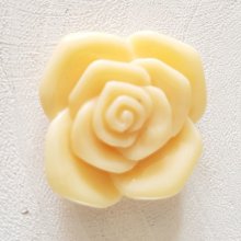 Flor de material sintético 37 mm N°06-04 Marfil