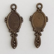 Amuleto de espejo de mano de bronce.