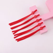 2 cintas rojas de cordón elástico con hebilla ajustable para sujetar la mascarilla.