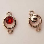 Pendentif en plastique et strass acrylique rond entre deux N°03 rouge