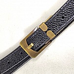 Ceinture pour Elle, en cuir noir grainé et boucle coloris bronze vieilli.