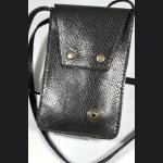 Pochette pour smarthone en cuir, longue bandoulière pour un porté travers.