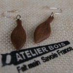 pendientes joyeria etica en madera maciza de nogal encerada, hechos a mano