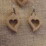 pendientes corazon de fresno encerado, madera de boda, san valentin, hecho a mano