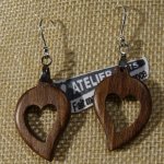 pendientes corazon madera nogal encerada, madera boda, san valentin, hecho a mano