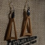 pendiente triangulo en madera de cerezo joyeria etica en madera, joyeria de la naturaleza, hecho a mano