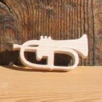 Figurita de corneta de madera maciza, hecha a mano