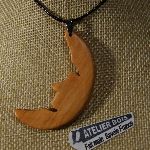 pendentif lune en bois de merisier bijoux bois et nature, fait main