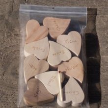 Bolsa de 10 corazones de madera maciza de diferentes especies, grabados a mano