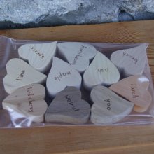 Bolsa de 10 corazones de madera maciza de diferentes especies, versión inglesa, hechos a mano y pirograbados