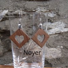 pendientes cuadrados con corazon en nogal joyeria etica de madera, boda de madera, San Valentin, hecho a mano