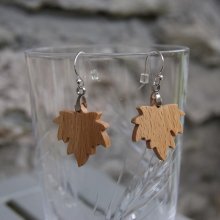 pendientes hoja de arce de madera de haya joyeria etica de madera, joyeria de la naturaleza, hecho a mano