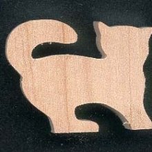 Figurita de madera de gato
