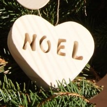 Corazón de bolas navideñas de madera para colgar en el árbol de Navidad