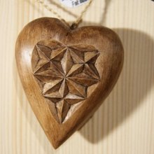 corazon tallado en madera de tilo, regalo de san valentin, boda en madera, tallado a mano