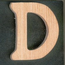 Letra D en madera maciza para pintar y encolar, hecha a mano en madera de fresno altura 5 cm grosor 5 mm