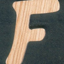 Letra F en madera de fresno altura 5 cm grosor 5 mm