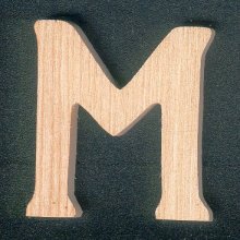 Letra M de madera para pintar y pegar de 5 m de altura