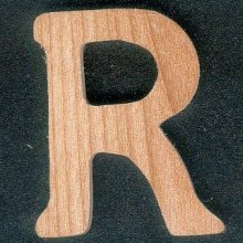 Letra R de madera maciza de fresno hecha a mano, altura 5 cm