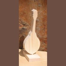 mandolina montada sobre una base decorativa instrumento de madera, hecho a mano